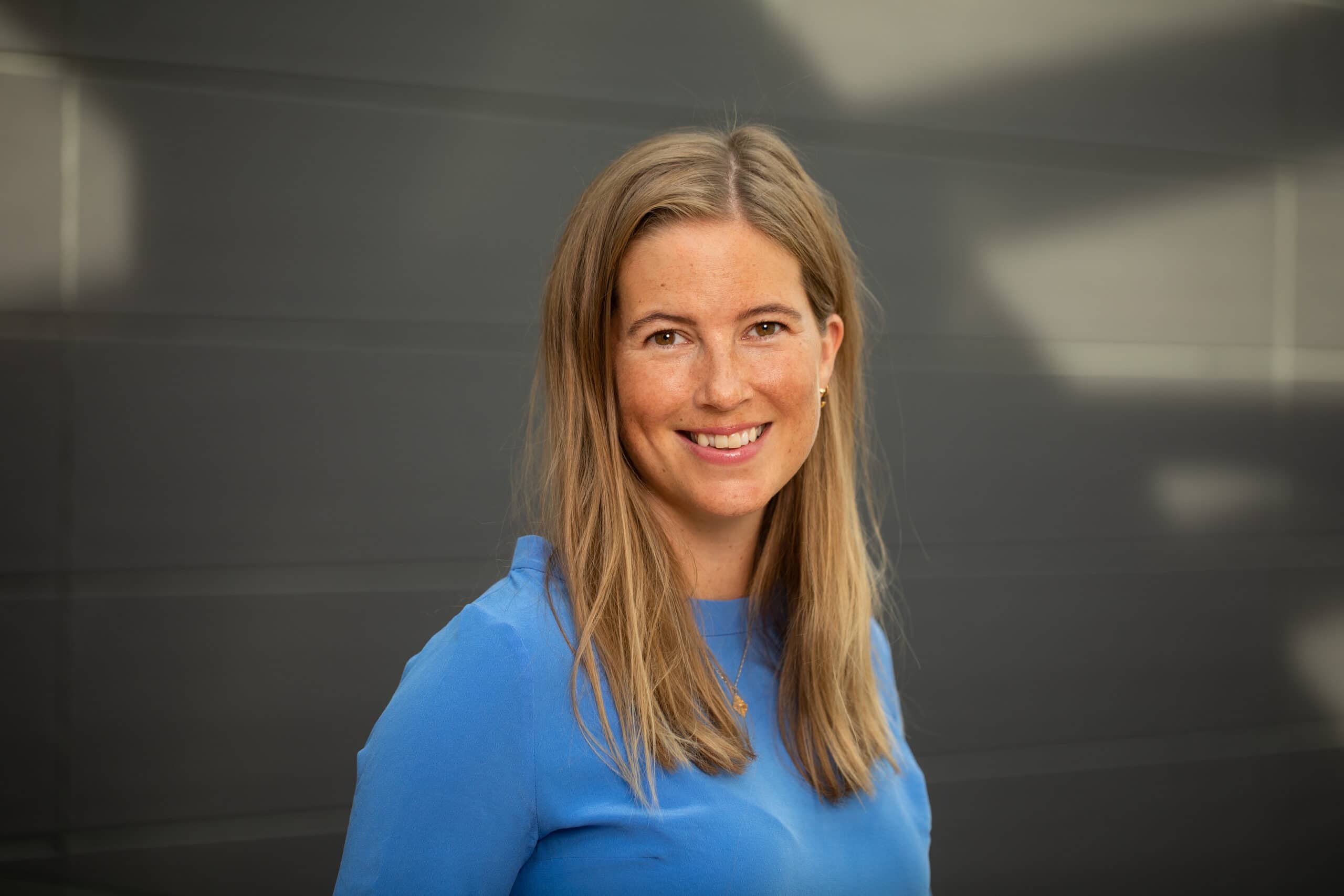 Pressebilde av avdelingsdirektør i kommunikasjon- og strategistaben, Marie Havnen.