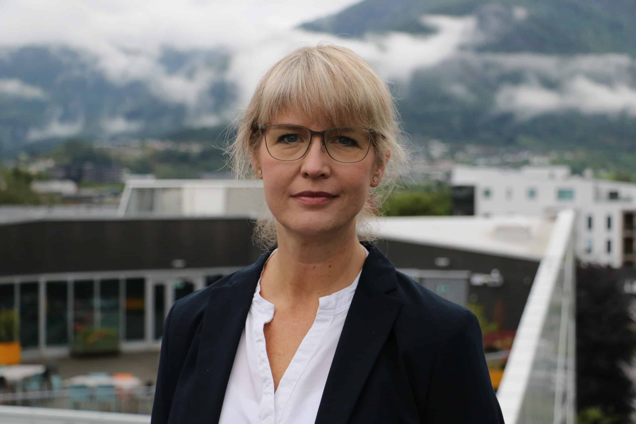Bilde av Monica Alisøy Kjelsnes, jurist i Lotteritilsynet. Ho er kledd i kvit skjorte og svart dressjakke og ser alvorleg i kamera.