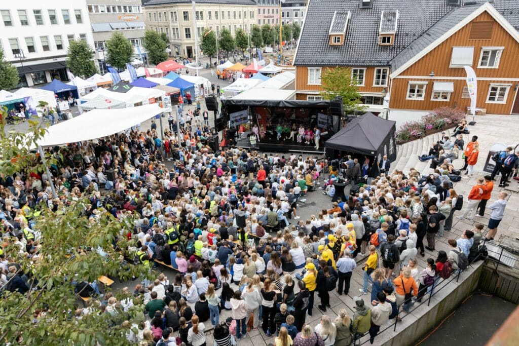 Bilde av masse folk som publikum p&aring; et arrangement p&aring; Arendalsuka